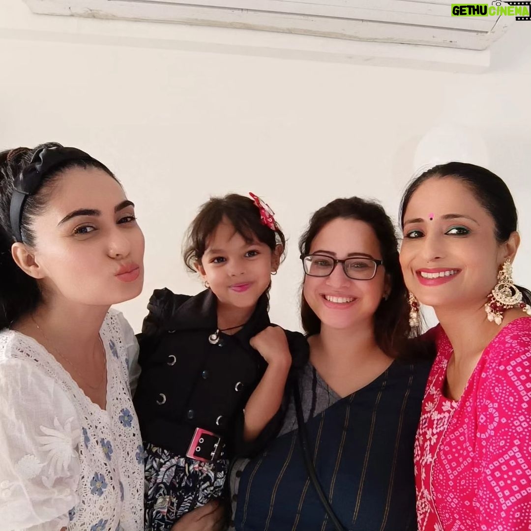 Lataa Saberwal Instagram - With my favourites 💗💗. We meet so many people but some bonds are everlasting. Love you @poojajoshiarorareal @sonia_kour4