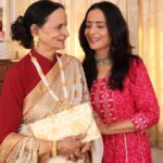 Lataa Saberwal Instagram - Happy b'day mumma 🎂🎂🎂🤗🤗🤗🤗 love you so much ... proud to be your daughter ❤️❤️❤️ @kaminishabarwal #lataasaberwal #authenticallylataa