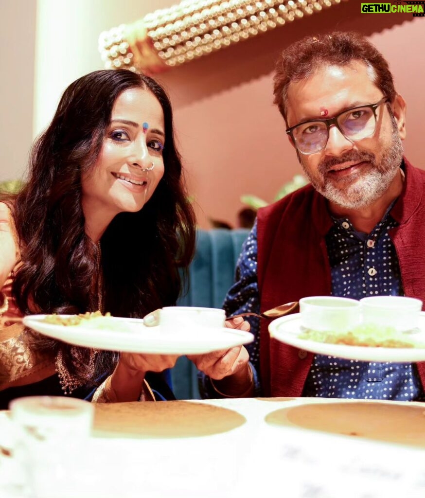 Lataa Saberwal Instagram - Not just food but great ambiance, Madhuban - the divine spread @madhuban_vegbuffet (VEGETARIAN) PICTURE COURTESY @shriharsh_photography @nehaantani88 #lataasaberwal #sanjeevseth #whatsinmythalitodaylataasaberwal #whatsinmythali #whatsinmybowl
