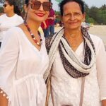 Lataa Saberwal Instagram - The beach effect ♥️♥️♥️ . With my bestie my mom @kaminishabarwal #lataasaberwal #nofilterlataa #goa #goadiaries #goabeach #vacation #vacay #vacaymood✈️ #vacaymoments #vacaystyle #vacationmode #vacation🌴