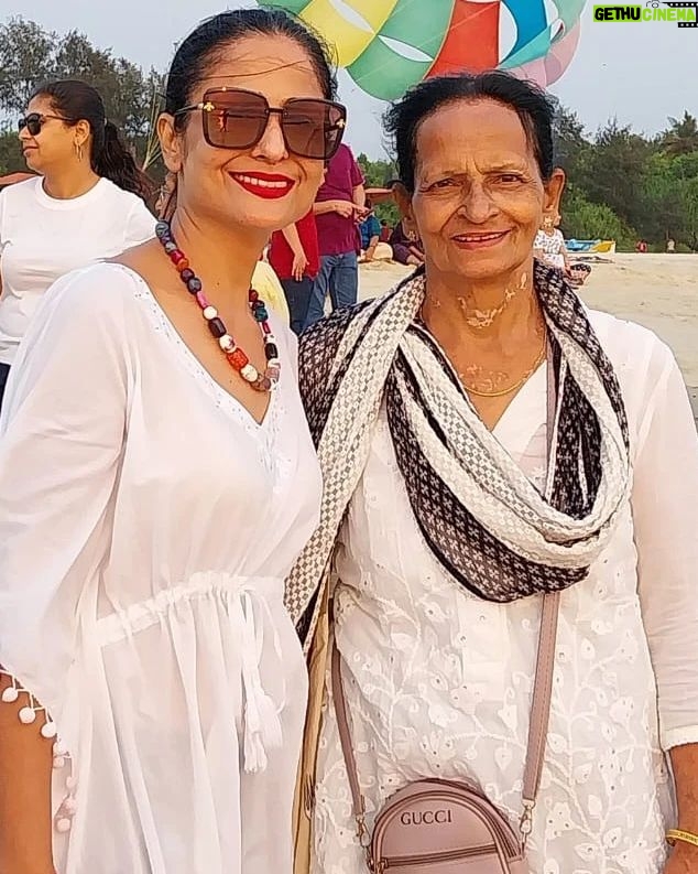 Lataa Saberwal Instagram - The beach effect ♥️♥️♥️ . With my bestie my mom @kaminishabarwal #lataasaberwal #nofilterlataa #goa #goadiaries #goabeach #vacation #vacay #vacaymood✈️ #vacaymoments #vacaystyle #vacationmode #vacation🌴