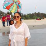 Lataa Saberwal Instagram - The beach effect ♥️♥️♥️ . With my bestie my mom @kaminishabarwal #lataasaberwal #nofilterlataa #goa #goadiaries #goabeach #vacation #vacay #vacaymood✈️ #vacaymoments #vacaystyle #vacationmode #vacation🌴