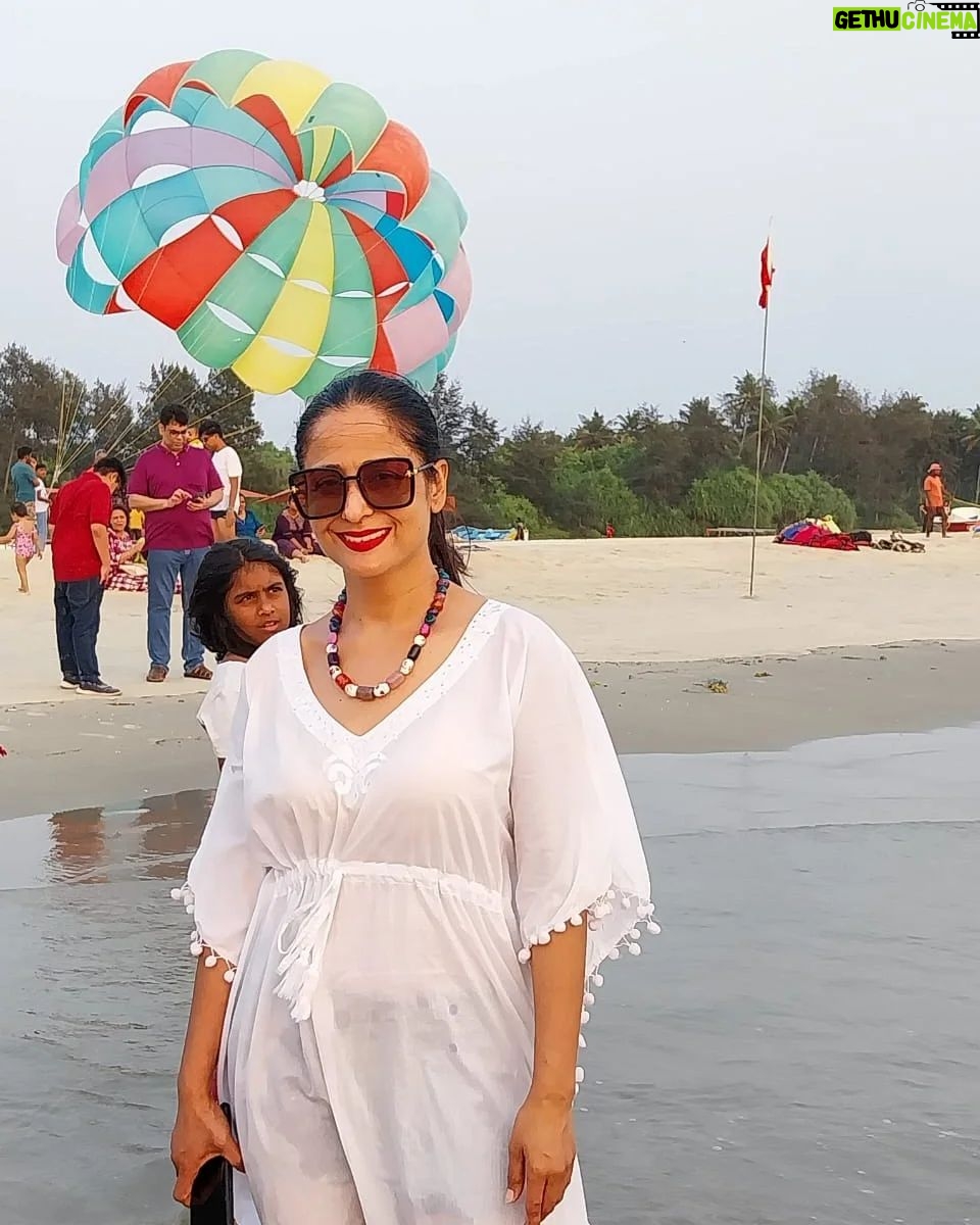Lataa Saberwal Instagram - The beach effect ♥️♥️♥️ . With my bestie my mom @kaminishabarwal #lataasaberwal #nofilterlataa #goa #goadiaries #goabeach #vacation #vacay #vacaymood✈️ #vacaymoments #vacaystyle #vacationmode #vacation🌴