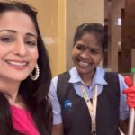 Lataa Saberwal Instagram - Real life heroes, those people who serve us with a smile , selflessly, for “our” comfort ❤️❤️🙏🙏 . Met Bahuramma..❤️❤️ with her lovely smile. @mumbaiairport.t2 @bvg_india #lataasaberwal #authenticallylataa #motivation #motivational #motivationalquotes #inspiration #inspirational #inspire #inspiring #personalitydevelopment #imageconsultant