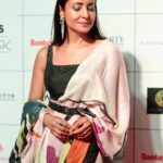 Lataa Saberwal Instagram - 𝑻𝒉𝒂𝒏𝒌 𝒚𝒐𝒖 𝑵𝒂𝒗𝒚𝒂𝒔𝒂 @navyasabyliva & 𝑩𝒐𝒎𝒃𝒂𝒚 𝑻𝒊𝒎𝒆𝒔 𝑭𝒂𝒔𝒉𝒊𝒐𝒏 𝑾𝒆𝒆𝒌 𝒇𝒐𝒓 𝒊𝒏𝒗𝒊𝒕𝒊𝒏𝒈 𝒎𝒆. 𝑰𝒕 𝒘𝒂𝒔 𝒂 𝒑𝒍𝒆𝒂𝒔𝒖𝒓𝒆 𝒕𝒐 𝒘𝒆𝒂𝒓 𝒂 𝑵𝒂𝒗𝒚𝒂𝒔𝒂 𝒔𝒂𝒓𝒆𝒆 𝒂𝒔 𝒊𝒕 𝒘𝒂𝒔 𝒔𝒐 𝒄𝒐𝒎𝒇𝒐𝒓𝒕𝒂𝒃𝒍𝒆 𝒚𝒆𝒕 𝒔𝒕𝒚𝒍𝒊𝒔𝒉. @bombaytimes 📸📸 Thank you Tushar ji for lovely click @shriharsh_photography Styling & makeup - Myself 😊😊 #lataasaberwal #nofilterlataa #navyasa #bombaytimesfashionweek #bombaytimes #sareedraping #saree #sareestyle #sareelove #sareecollection #sareeindia