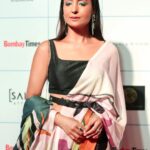 Lataa Saberwal Instagram - 𝑻𝒉𝒂𝒏𝒌 𝒚𝒐𝒖 𝑵𝒂𝒗𝒚𝒂𝒔𝒂 @navyasabyliva & 𝑩𝒐𝒎𝒃𝒂𝒚 𝑻𝒊𝒎𝒆𝒔 𝑭𝒂𝒔𝒉𝒊𝒐𝒏 𝑾𝒆𝒆𝒌 𝒇𝒐𝒓 𝒊𝒏𝒗𝒊𝒕𝒊𝒏𝒈 𝒎𝒆. 𝑰𝒕 𝒘𝒂𝒔 𝒂 𝒑𝒍𝒆𝒂𝒔𝒖𝒓𝒆 𝒕𝒐 𝒘𝒆𝒂𝒓 𝒂 𝑵𝒂𝒗𝒚𝒂𝒔𝒂 𝒔𝒂𝒓𝒆𝒆 𝒂𝒔 𝒊𝒕 𝒘𝒂𝒔 𝒔𝒐 𝒄𝒐𝒎𝒇𝒐𝒓𝒕𝒂𝒃𝒍𝒆 𝒚𝒆𝒕 𝒔𝒕𝒚𝒍𝒊𝒔𝒉. @bombaytimes 📸📸 Thank you Tushar ji for lovely click @shriharsh_photography Styling & makeup - Myself 😊😊 #lataasaberwal #nofilterlataa #navyasa #bombaytimesfashionweek #bombaytimes #sareedraping #saree #sareestyle #sareelove #sareecollection #sareeindia