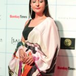 Lataa Saberwal Instagram - 𝑻𝒉𝒂𝒏𝒌 𝒚𝒐𝒖 𝑵𝒂𝒗𝒚𝒂𝒔𝒂 @navyasabyliva & 𝑩𝒐𝒎𝒃𝒂𝒚 𝑻𝒊𝒎𝒆𝒔 𝑭𝒂𝒔𝒉𝒊𝒐𝒏 𝑾𝒆𝒆𝒌 𝒇𝒐𝒓 𝒊𝒏𝒗𝒊𝒕𝒊𝒏𝒈 𝒎𝒆. 𝑰𝒕 𝒘𝒂𝒔 𝒂 𝒑𝒍𝒆𝒂𝒔𝒖𝒓𝒆 𝒕𝒐 𝒘𝒆𝒂𝒓 𝒂 𝑵𝒂𝒗𝒚𝒂𝒔𝒂 𝒔𝒂𝒓𝒆𝒆 𝒂𝒔 𝒊𝒕 𝒘𝒂𝒔 𝒔𝒐 𝒄𝒐𝒎𝒇𝒐𝒓𝒕𝒂𝒃𝒍𝒆 𝒚𝒆𝒕 𝒔𝒕𝒚𝒍𝒊𝒔𝒉. @bombaytimes 📸📸 Thank you Tushar ji for lovely click @shriharsh_photography Styling & makeup - Myself 😊😊 #lataasaberwal #nofilterlataa #navyasa #bombaytimesfashionweek #bombaytimes #sareedraping #saree #sareestyle #sareelove #sareecollection #sareeindia