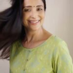 Lataa Saberwal Instagram - Dealing with dandruff is a common challenge we face. Remember, oiling is as crucial as shampooing. @indulekha_care Svetakutaja Hair Oil & Dandruff Hair Shampoo has delivered remarkable results for me, effectively reducing and managing dandruff within just two weeks*. Grab these products and don’t forget to share your experience with me. #AD #IndulekhaSvetakutaja #AntiDandruff #IndulekhaHairOil #haircare #IndulekhaHairOil #IndulekhaPartner #indulekhahaircare #byebyedandruff *Based on a clinical study conducted by an independent Clinical Research Organization in 2022. #lataasaberwal #authenticallylataa