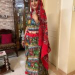 Lataa Saberwal Instagram - Garba & Navratri mark the beginning of the festive season. Last moment designed my old shoes by sticking my son’s craft items on it. Great fun doing something on your own ☺️☺️ #lataasaberwal #authenticallylataa