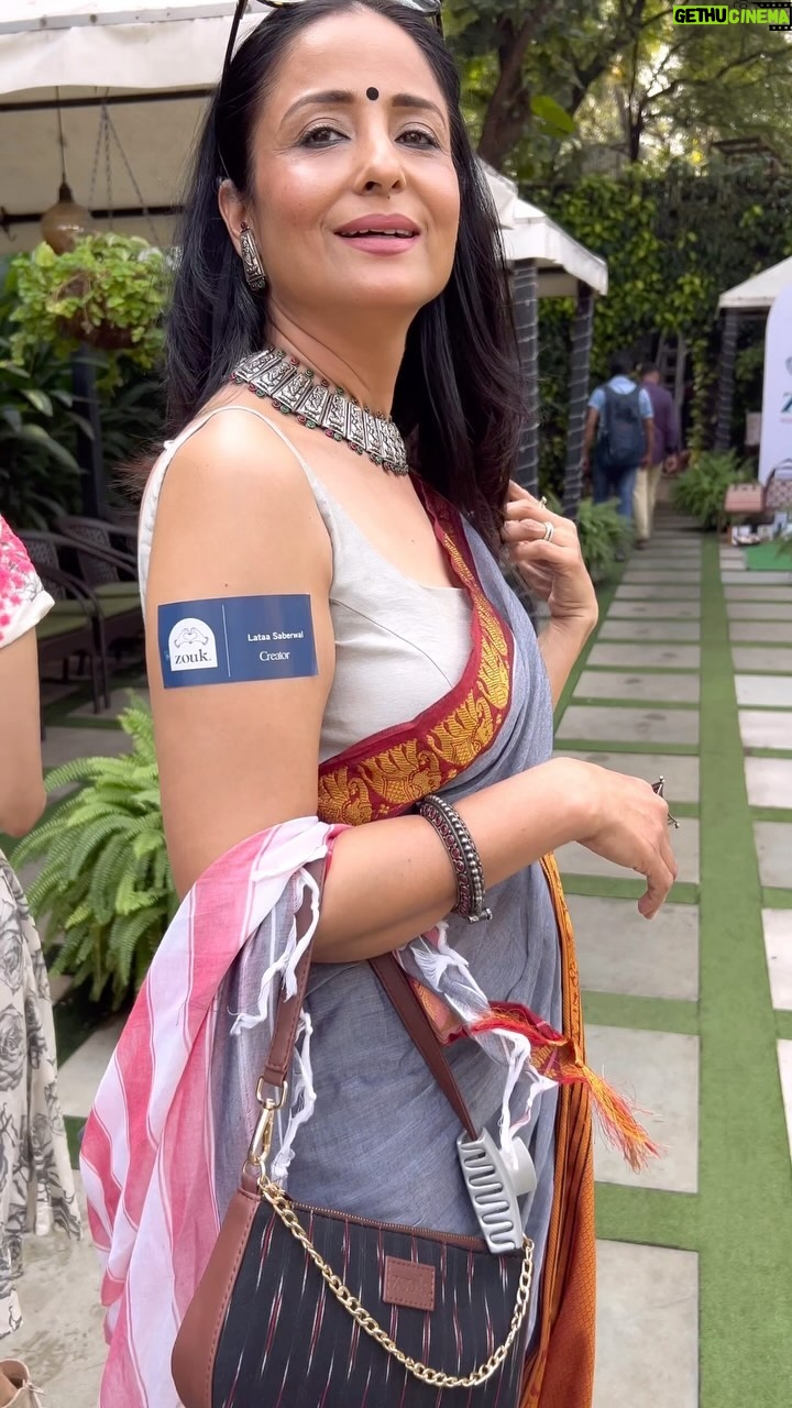 Lataa Saberwal Instagram - Which is the most expensive bag/purse you ever bought??❤️ Comment please and give our Indian brands a thought which are extremely pocket friendly, promote our heritage as well look stylish like ZOUK bags. #nocollaboration . Promoting Indian because I’m proud of our heritage ❤️❤️ @zoukonline Saree @isadoralife1 #lataasaberwal #authenticallylataa #indianwear #indianbags #madeinindia #indianfashion #makeinindia #makeinindia🇮🇳 #ᴍᴀᴋᴇɪɴɪɴᴅɪᴀ #indian #zoukbags #hindustan