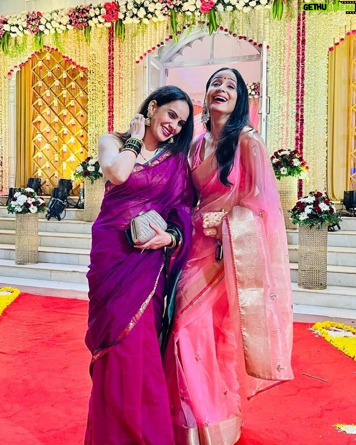 Lataa Saberwal Instagram - Fun , laughter and good food. We had a great time at the wedding @loshetty . Thank you for these lovely pics @tulikkaupadhyay