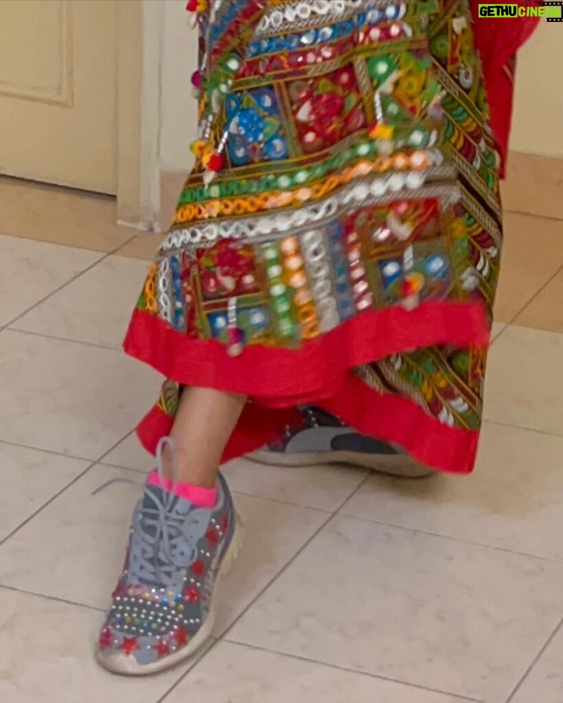 Lataa Saberwal Instagram - Garba & Navratri mark the beginning of the festive season. Last moment designed my old shoes by sticking my son’s craft items on it. Great fun doing something on your own ☺️☺️ #lataasaberwal #authenticallylataa