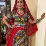 Lataa Saberwal Instagram - Garba & Navratri mark the beginning of the festive season. Last moment designed my old shoes by sticking my son’s craft items on it. Great fun doing something on your own ☺️☺️ #lataasaberwal #authenticallylataa