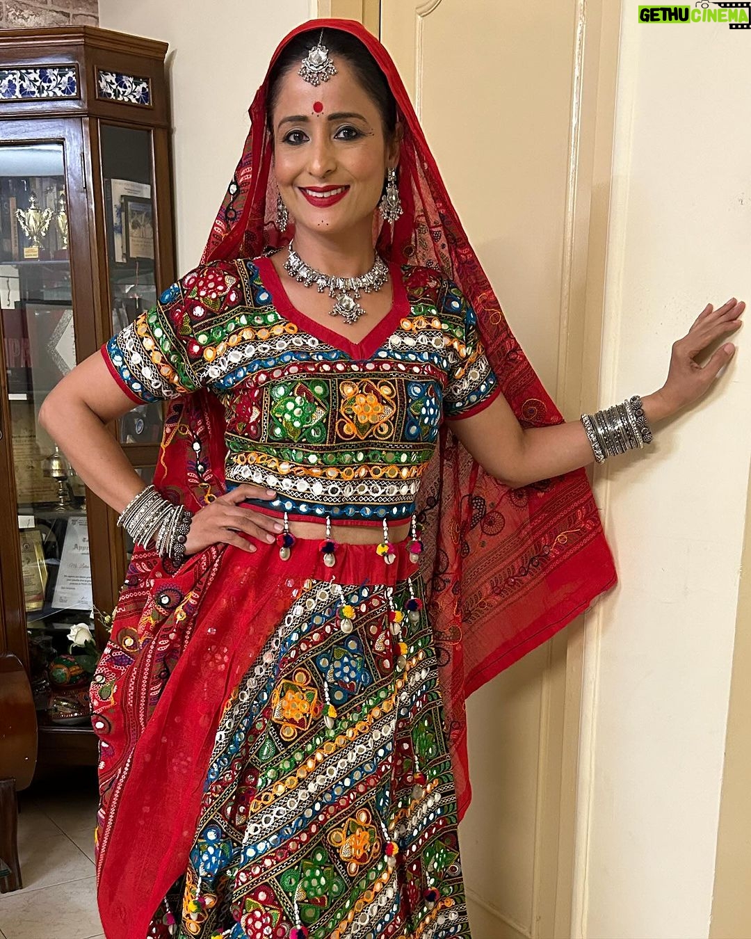 Lataa Saberwal Instagram - Garba & Navratri mark the beginning of the festive season. Last moment designed my old shoes by sticking my son’s craft items on it. Great fun doing something on your own ☺️☺️ #lataasaberwal #authenticallylataa