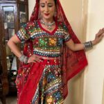Lataa Saberwal Instagram - Garba & Navratri mark the beginning of the festive season. Last moment designed my old shoes by sticking my son’s craft items on it. Great fun doing something on your own ☺️☺️ #lataasaberwal #authenticallylataa