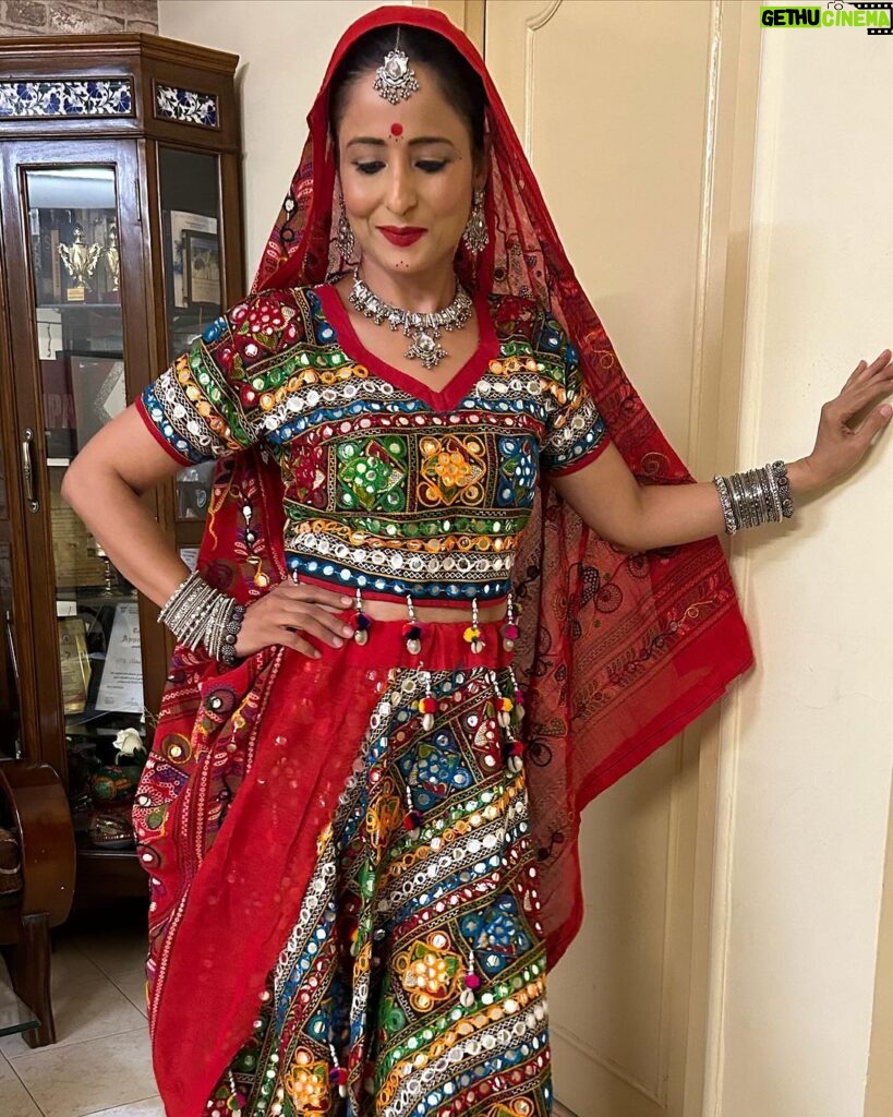 Lataa Saberwal Instagram - Garba & Navratri mark the beginning of the festive season. Last moment designed my old shoes by sticking my son’s craft items on it. Great fun doing something on your own ☺️☺️ #lataasaberwal #authenticallylataa