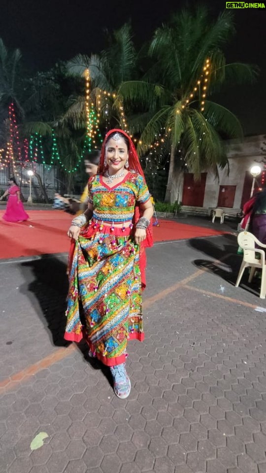Lataa Saberwal Instagram - Dancing gives me a new life, new energy and no doubt some cardio π. Dancing with Asha @ashachadda96 one of the very 1st members of my team who always encouraged me. Lots of love Asha . #lataasaberwal #authenticallylataa #navratri #garba #ankur #ankurian #ankurbuilding #dance