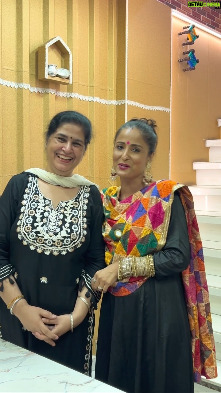 Lataa Saberwal Instagram - Not just about “Good food” but what an experience meeting Sunmeet Ji and her family . Thank you Sunmeet ji for so much warmth and guilt free eating experience. She is the winner of “Koun Banega Crorepati “ 2019 ( Jackpot ) 🧿. Thank you for your words of wisdom ❤️❤️ #lataasaberwal #authenticallylataa #inspiration #inspirational #motivationalquotes #motivation #inspirations #motivational #inspiring #motivationalspeaker