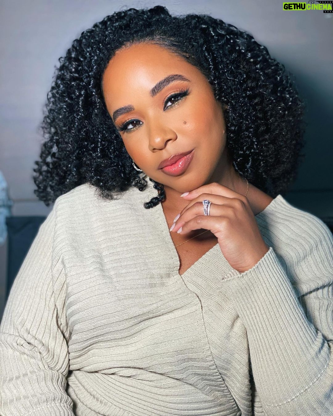 Latonya Williams Instagram - Do you want to build a snowman? ☃️ Y’all can catch us laughing at this inside joke next week! 🥳#merryliddlechristmasbaby premieres November 27 on @lifetimetv Hair @aliciastyleshair_ Makeup @kfrankmakeup Styled by @jenniferudechukwu @jamaqueparadis #itsawonderfullifetime #behindthescenes