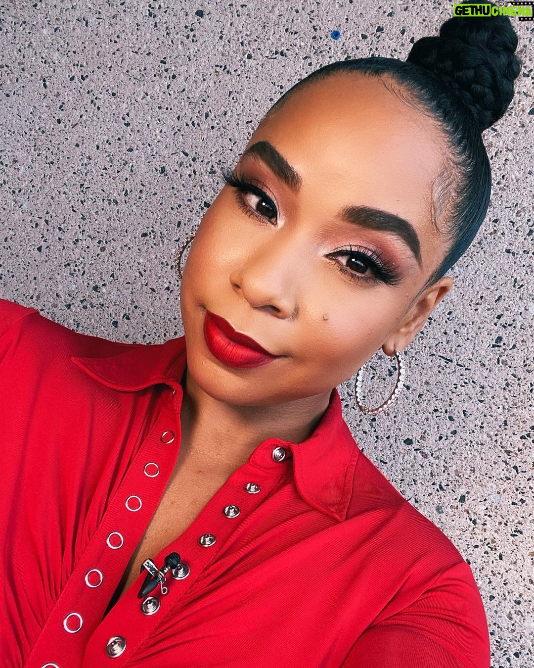 Latonya Williams Instagram - Extra❤️ Hair: @kendalldorsey1 MU: @markquirimit Stylist: @jenniferudechukwu #pressday #extra #merryliddlechristmasbaby #itsawonderfullifetime #actorlife #christmasmovies Los Angeles, California