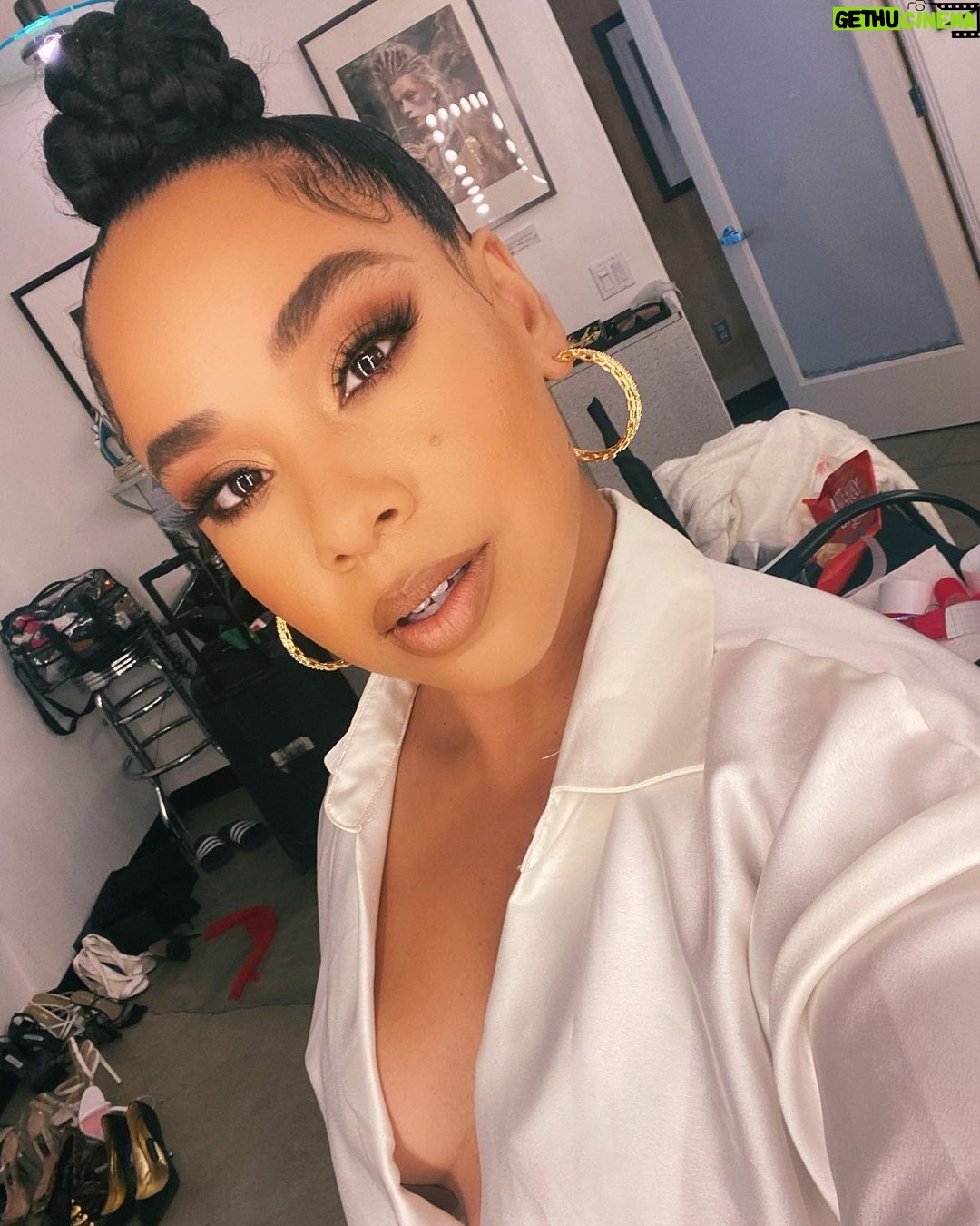 Latonya Williams Instagram - Feeling like a masterpiece ✨ Hair: @kendalldorsey1 Makeup: @markquirimit Stylist : @jenniferudechukwu #behindthescenes #photoshoot #itsawonderfullifetime #merryliddlechristmasbaby Los Angeles, California