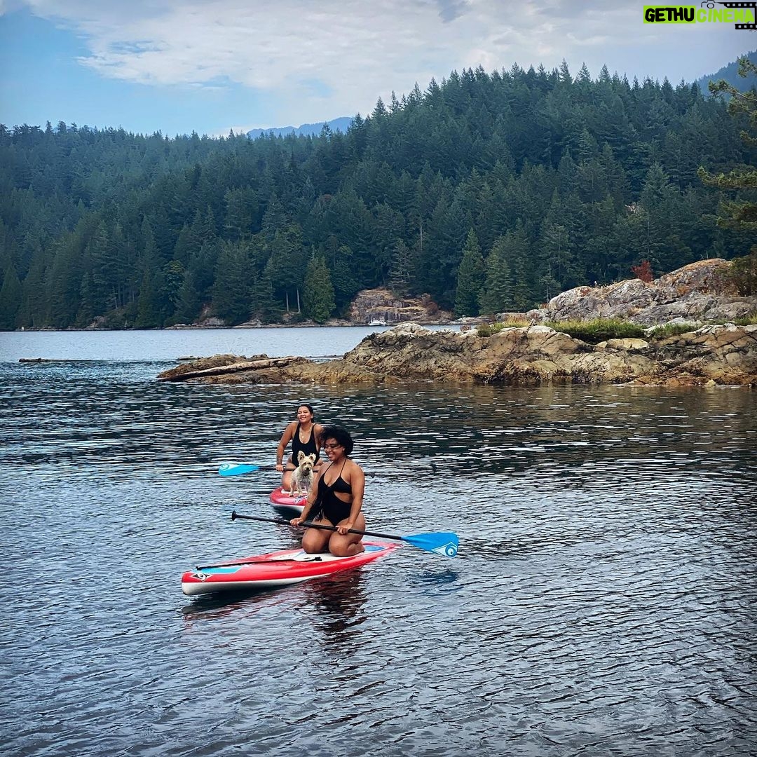 Latonya Williams Instagram - Every new moment will always be completely different and cannot be recreated✨ (but if they could I’ll take more of this one please🙏🏾) #privateisland #sisters #pineconegoespaddleboarding #paddleboarding #bc #alexandraisland #family #boatlife Alexandra Island (ö i Kanada, British Columbia)