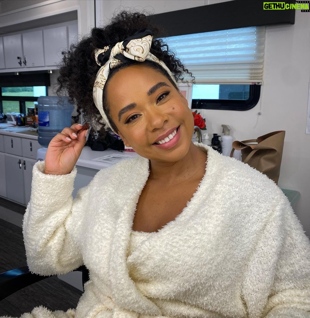 Latonya Williams Instagram - That time when I fell asleep in the hair chair and woke up like this π Hair @_miss.alicia MU @kfrankmakeup #Behindthescenes #treena #actress #merryliddlechristmasbaby #vancouveractor #actorlife #christmas #blackgirl #blackactress #curlyhair #curlyhairinspo #makeupinspo #womeninfilm #bts #tv #lifetimemovies #lifetime #hollywoodnorth