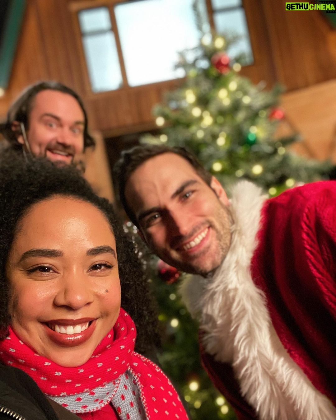 Latonya Williams Instagram - I found myself amongst SO many familiar faces, cast and crew, while filming #TheChristmasBook. Despite the long days, late nights, power outages and general set mania, I’d keep catching myself smiling 😄-‘cause this is our crazy beautiful little vancouver film family and I’m so happy, proud and honoured to be a part of it! Special thanks to a very wonderful and supportive director @davidistrasser our writer @wowzagirlrox and @reeloneentertainment for bringing me on board! (Not pictured @_matt_hammer and @robekkirsten- next time we film let’s do better 🤣😉) #christmasmovie #vancouverfilm #vanfilmfam #reeloneentertainment #vancouveractress #actor #actress #blackactress #smile #triskotalent #vancouvertalent #tv #film #inspo #actorinspiration #followyourdreams