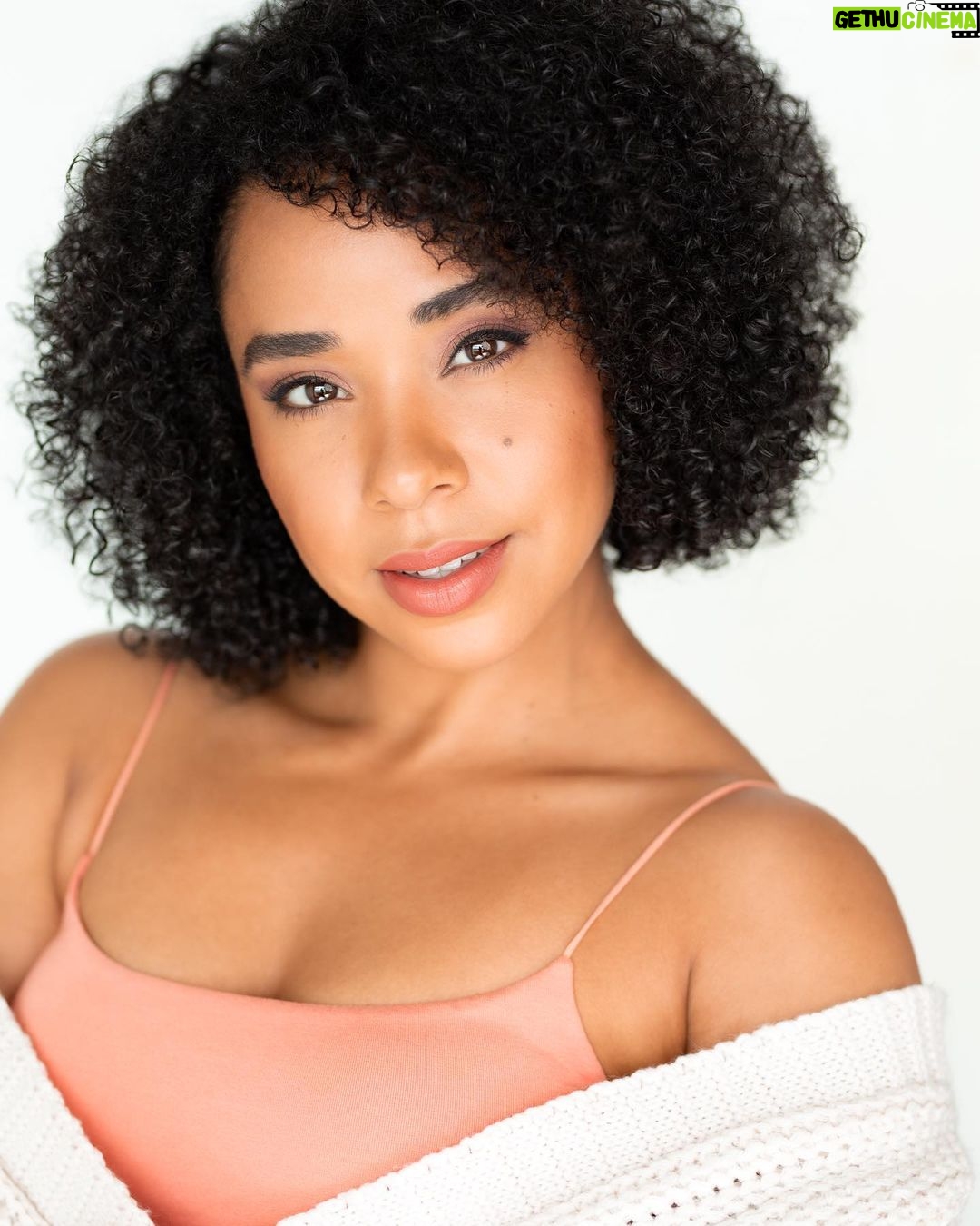 Latonya Williams Instagram - Put your good side forward✨ Not your perfect side- the side that makes you uniquely, wonderfully and unmistakably you. (When I was a kid, I told myself that my beauty mark would make me famous one day☺️) 📸 Another great shot by @ashleyrossstudios #actor #headshot #vancouveractor #blackactor #blackactorsvancouver #beautymark #curlyhair #naturalhair #blackgirlmagic
