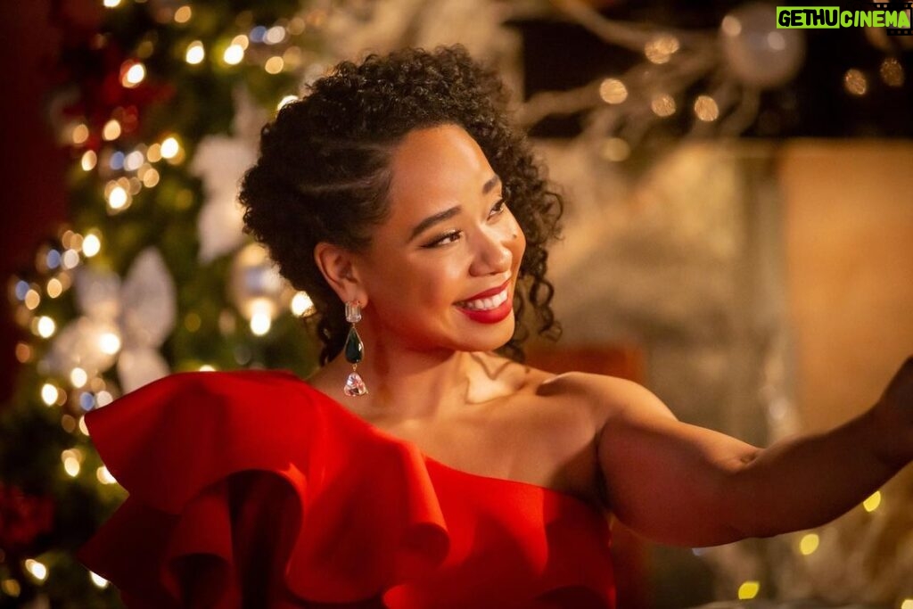 Latonya Williams Instagram - Merry Liddle Christmas Wedding airs in 🇨🇦 December 16th on @city_tv!! Cheers to everyone who already tuned in and THANKS for all the love! Scroll to the end to see the whole fam that created this film (not pictured is our oh so talented and sweet writer @omygravy). Thanks to @kellyrowland for working OVERTIME to bring it all together (and somehow still managing to be so kind, sweet, thoughtful and generous every step of the way- @lalalalalabumbaaaaa you too!! miss your laugh). Behind the scenes we had @moniquenla and @korindianewilliams of @kroniclemedia at the helm getting it ALL done and making it look easy, Tony Metchie (DOP) and his team using their magic to light us all up, and of course our director @thesharonlewis who BROUGHT it and made sure we all did the same (Thanks also to the kind words of wisdom and encouragement from @iamtroyrowland). And I gotta show some MAD LOVE to our hair (@chrisgees @_miss.alicia), makeup (@makeupbykweli @that709highlight) and wardrobe (@picturenator @lachlanjmac @mufarish @jamaqueparadis @yoitsyagirltay) teams- all your beautiful faces, great talks and laughs have twerked their way into my heart forever. Y’all are pure magic✨ #merryliddlechristmaswedding #kellyrowland #itsawonderfullifetime #christmas #christmasmovies #vancouveractor #love #family #familytime #tv