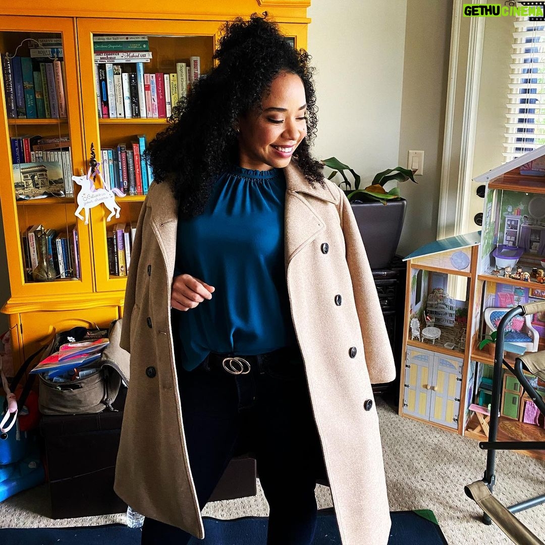 Latonya Williams Instagram - Spot the unicorn 🦄 #PlayingCupid . . . Styled by @trishptrish @rishh_k #onset #behindthescenes #bts #hallmarkmovies #vancouveractress #wardrobe #actorlife #vancouveractor