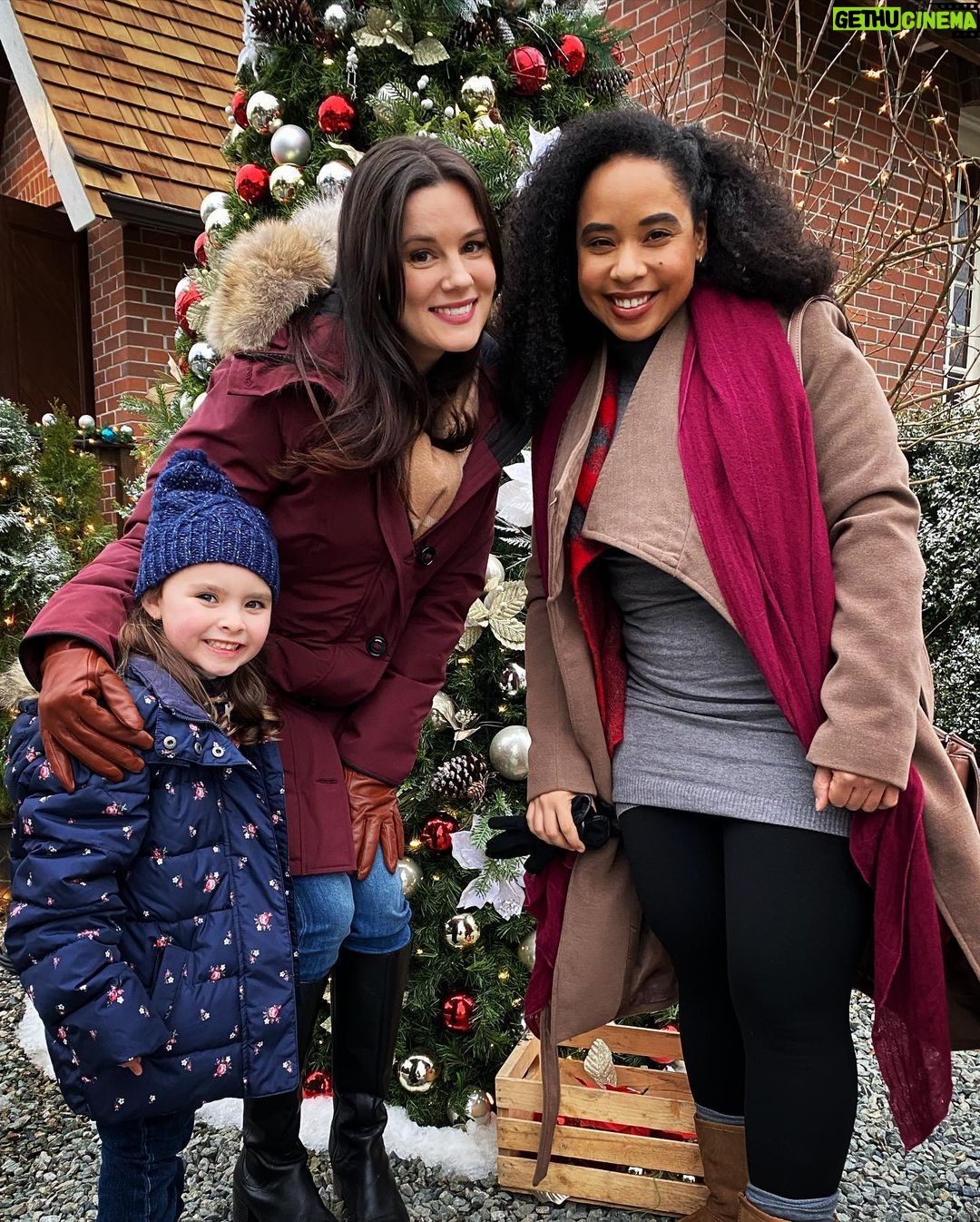 Latonya Williams Instagram - I found myself amongst SO many familiar faces, cast and crew, while filming #TheChristmasBook. Despite the long days, late nights, power outages and general set mania, I’d keep catching myself smiling 😄-‘cause this is our crazy beautiful little vancouver film family and I’m so happy, proud and honoured to be a part of it! Special thanks to a very wonderful and supportive director @davidistrasser our writer @wowzagirlrox and @reeloneentertainment for bringing me on board! (Not pictured @_matt_hammer and @robekkirsten- next time we film let’s do better 🤣😉) #christmasmovie #vancouverfilm #vanfilmfam #reeloneentertainment #vancouveractress #actor #actress #blackactress #smile #triskotalent #vancouvertalent #tv #film #inspo #actorinspiration #followyourdreams