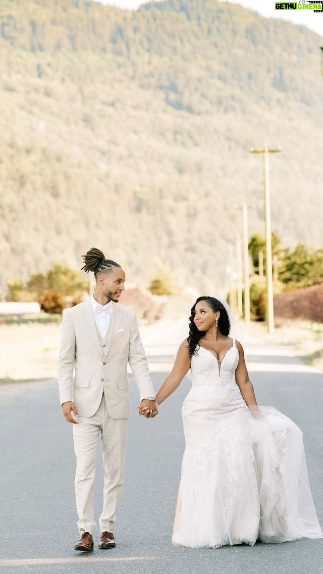 Latonya Williams Instagram - Guess who caught the bouquet ?! ๐๐ฃ๐ฅฐ๐ฅณ Thank you to all my beautiful women who made sure I was ready for the big day - yโall nailed it! Yโall filled my heart and made SURE we slayed the looks from head to toe ๐
๐พ (We did not slay the lip sync in this however but we still cute ๐) Cover shot @onestylishwedding Hair @aliciastyleshair Makeup @afterglowstudios Nails @gelled.byjenny Dress @lisasbridal #wedding #bride #weddinginspo #burntorangewedding #weddingdress #brideandgroom #bridesmaids #bridalglam