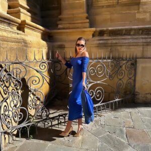 Laura Gallego Cabezas Instagram - De camino a la rueda de prensa para presentar mi disco de navidad y mi concierto del 19 de diciembre en el @teatrodelamaestranza … Estoy enamorada de Sevilla, desde el mismo día en que la vi por primera vez 💙