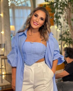 Laura Gallego Cabezas Instagram - Corre, pon canal sur, que lo damos todo en #dyl !!! Vamos a por un rato de música y diversión ❤️

Top y camisa @42gradoslatitudnorte 
✨ @almudenaruizstylist 
💆🏼‍♀️💄 @alejandro_makeup_art