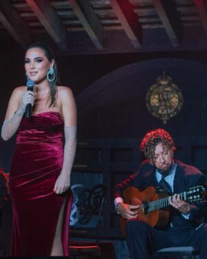 Laura Gallego Cabezas Instagram - Me han quedado unos recuerdos preciosos de esa noche tan especial… Gracias @jesusmendez_cantaor @tiopepefestival por este sueño cumplido ❤️ Gracias a @pepedelmorao y a los pedazo de artistas que pusieron música y coros a nuestras voces, espero que sea la primera de muchas 💋
