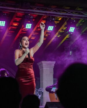 Laura Gallego Cabezas Instagram - Me han quedado unos recuerdos preciosos de esa noche tan especial… Gracias @jesusmendez_cantaor @tiopepefestival por este sueño cumplido ❤️ Gracias a @pepedelmorao y a los pedazo de artistas que pusieron música y coros a nuestras voces, espero que sea la primera de muchas 💋