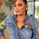 Laura Gallego Cabezas Instagram - Sábado de Diana y Lombo!!! En un ratito nos vemos con uno de los mejores programas de la temporada 👏🏼 Más invitados que nunca, juegos de diversión extrema y mucha música… OS ESPERAMOS EN CANAL SUR 👕 @42gradoslatitudnorte 👠 @miamicci.es ✨ @almudenaruizstylist 💆🏼‍♀️💄 @alejandro_makeup_art Pendientes @miotrayoshop