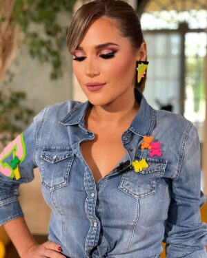 Laura Gallego Cabezas Instagram - Sábado de Diana y Lombo!!! En un ratito nos vemos con uno de los mejores programas de la temporada 👏🏼 Más invitados que nunca, juegos de diversión extrema y mucha música… OS ESPERAMOS EN CANAL SUR

👕 @42gradoslatitudnorte 
👠 @miamicci.es 
✨ @almudenaruizstylist 
💆🏼‍♀️💄 @alejandro_makeup_art 
Pendientes @miotrayoshop
