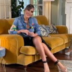 Laura Gallego Cabezas Instagram - Sábado de Diana y Lombo!!! En un ratito nos vemos con uno de los mejores programas de la temporada 👏🏼 Más invitados que nunca, juegos de diversión extrema y mucha música… OS ESPERAMOS EN CANAL SUR 👕 @42gradoslatitudnorte 👠 @miamicci.es ✨ @almudenaruizstylist 💆🏼‍♀️💄 @alejandro_makeup_art Pendientes @miotrayoshop