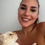 Laura Gallego Cabezas Instagram - Llegó hace 6 años y sigue conquistándome cada día… Es el más bueno del mundo, el más cariñoso y el más mimado 💘 Estoy enamorada de esta fábrica de amor 💘 #whiskyymami