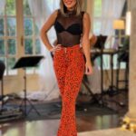 Laura Gallego Cabezas Instagram - Esta noche, celebramos #halloween en #dyl con risas y diversión! Las Soles, Los Gemeliers y muchas sorpresas… Os esperamos a eso de las 21:45h en Canal Sur ✨ @almudenaruizstylist 💄💆🏼‍♀️ @alejandro_makeup_art 👖 @42gradoslatitudnorte Pendientes @miotrayoshop