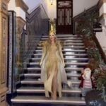 Laura Gallego Cabezas Instagram - Palas Atenea 2024, Cabalgata de Reyes de Sevilla… Uno de los días más felices de mi vida! GRACIAS al @ateneo_de_sevilla , al @ayto_sevilla , a la @cabalgatasev y a todos los que han hecho que fuera PERFECTO… Quiero hacer mención especial a Jesús Corral y Rafa Díaz y agradecerles su trabajo y su entrega creando auténticas obras de arte! Mi carroza y mi atuendo han sido una absoluta fantasía y el triunfo de una diosa guerrera. 💄💆🏼‍♀️ @alejandro_makeup_art