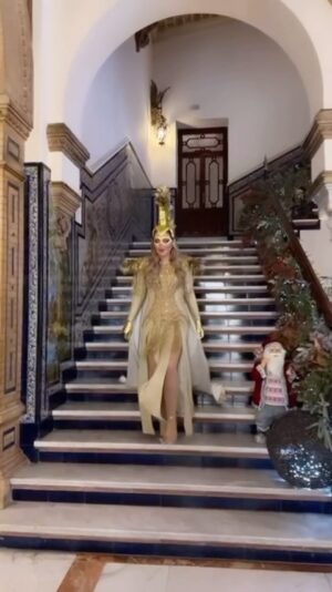 Laura Gallego Cabezas Instagram - Palas Atenea 2024, Cabalgata de Reyes de Sevilla… Uno de los días más felices de mi vida! GRACIAS al @ateneo_de_sevilla , al @ayto_sevilla , a la @cabalgatasev y a todos los que han hecho que fuera PERFECTO… Quiero hacer mención especial a Jesús Corral y Rafa Díaz y agradecerles su trabajo y su entrega creando auténticas obras de arte! Mi carroza y mi atuendo han sido una absoluta fantasía y el triunfo de una diosa guerrera.

💄💆🏼‍♀️ @alejandro_makeup_art
