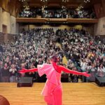 Laura Gallego Cabezas Instagram - Así arrancaba ayer la gira de mi 15 aniversario en el Palacio de Congresos de Cádiz con dos funciones de Sold Out… Así empieza con fuerza cualquiera!!! Pues de aquí a diciembre, que haremos el fin de gira en Fibes Sevilla, voy a colmaros de lo mejor de mí, PROMETIDO, gracias familia 💄 @pedroruiz_mua 💆🏼‍♀️ @pelos_manuel Complementos @azaharescomplementos Dirección artística @pacenteno Management @oficinalagallego Palacio de Congresos de Cadiz