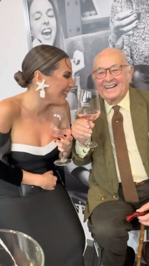 Laura Gallego Cabezas Instagram - Ayer estuve en la inauguración de @simofsevilla , qué bien me lo pasé! Reencuentros, desfiles, risas, amigos, descubrimientos… Qué maravilla! Enhorabuena @raquelrevueltaoficial @doble_errese ❤️💃🏼💋