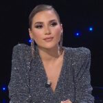 Laura Gallego Cabezas Instagram - Esta noche en @elshowdebertin tenemos un especial fin de año que os va a volver locosssss!!!! Voy a jugar, a reírme, voy a ser Rocio Jurado, me van a hipnotizar… Yo que sé, un lío gordísimo jajajajaj no te lo pierdas