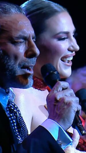 Laura Gallego Cabezas Instagram - Es Navidad, en la voz de @lauragallego_oficial, Pedro “El Granaíno” y las jóvenes de la @fundacionalala de Sevilla y Jerez.

🎼🎺🥁💃🏻 ¡Un auténtico placer poner nuestras cornetas junto a la Banda Sinfónica Municipal de Sevilla y la percusión de @losgitanossm!

#esnavidad #navidad2023 #cigarreras #lauragallego #pedroelgranaino #flamenco #navidadflamenca #cornetas #sevilla #andalucia