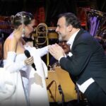 Laura Gallego Cabezas Instagram - La magia de @alvrodcar me sigue inundando los sentidos recordando una noche inolvidable… QUE NO HAYA SOLEDAD EN NAVIDAD, eso pedimos juntos, y de qué manera! Gracias por hacer realidad un sueño, querido Carlos, gracias por añadir majestuosidad a todo esto… Eres increíble 🤍 📸 @melifotografia7 Tocado @lacortecomplementos Pendientes @complementosberila Teatro de la Maestranza