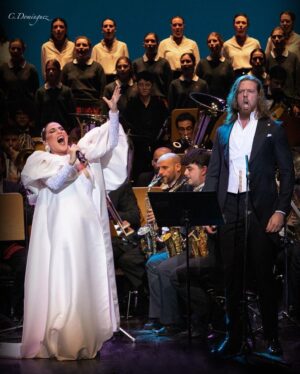 Laura Gallego Cabezas Instagram - Resaca emocional… Gracias a todos por ver nuestro concierto de Navidad en la tele de forma masivaaaa!! Gracias por querer compartir este sueño conmigo🤍 En la foto, momentazo con @davidlagaresbass , que me hizo sentir una princesa Disney… Gracias por tu generosidad y tu disposición, fue un regalo cantar a tu lado esta preciosa adaptación de una melodía tan popular 💋❤️🥰

📸 @melifotografia7